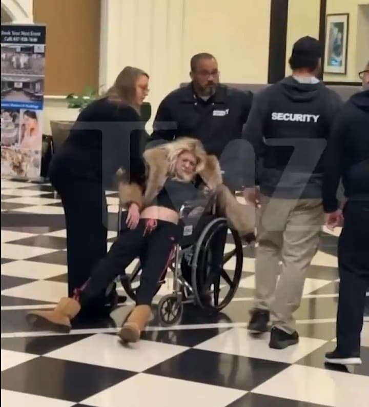 Taru Reid odnášali nadrogovanú z hotela do nemocnice.