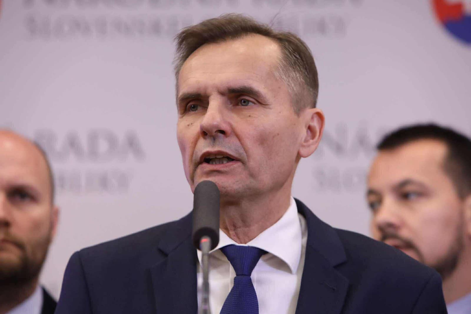 V parlamente momentálne pôsobí