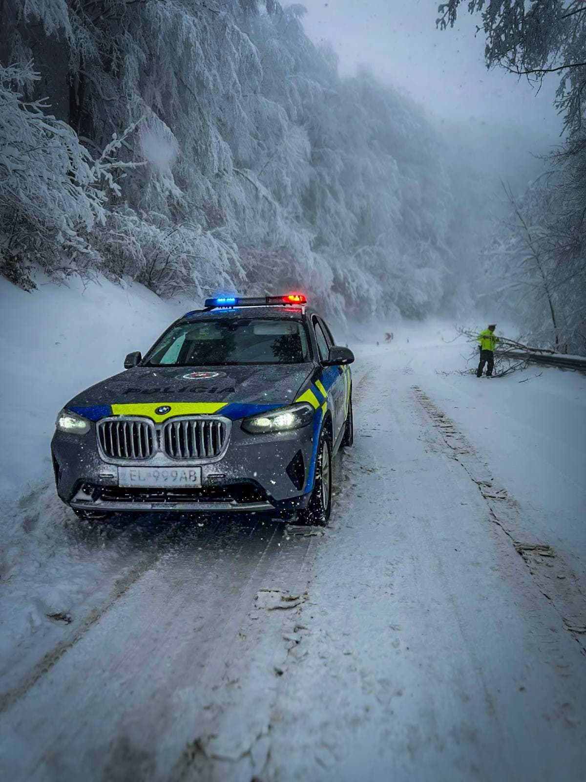 Počasie znovu PARALYZOVALO dopravu:
