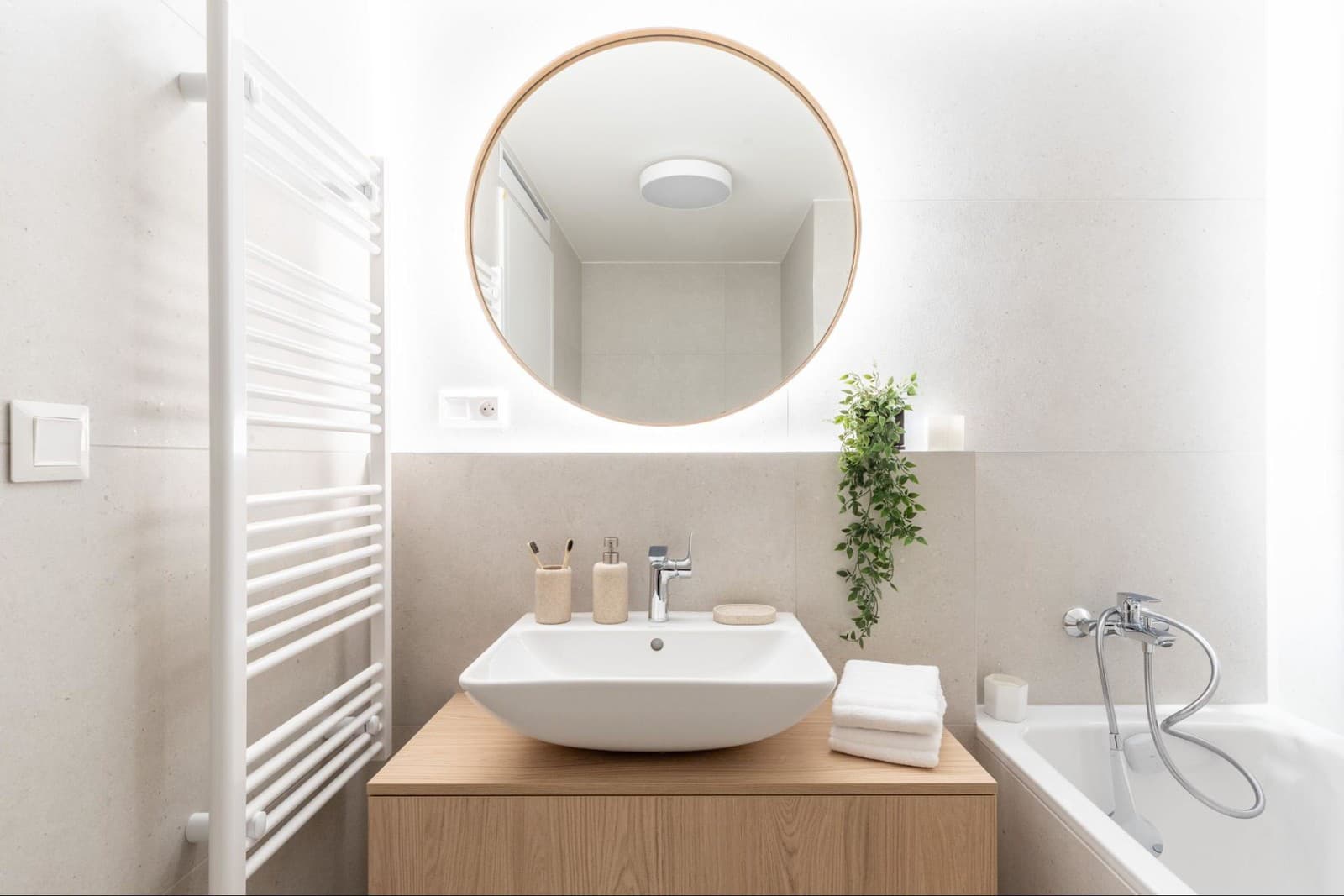 Kúpeľne sú obložené veľkoformátovými talianskymi gresovými obkladmi