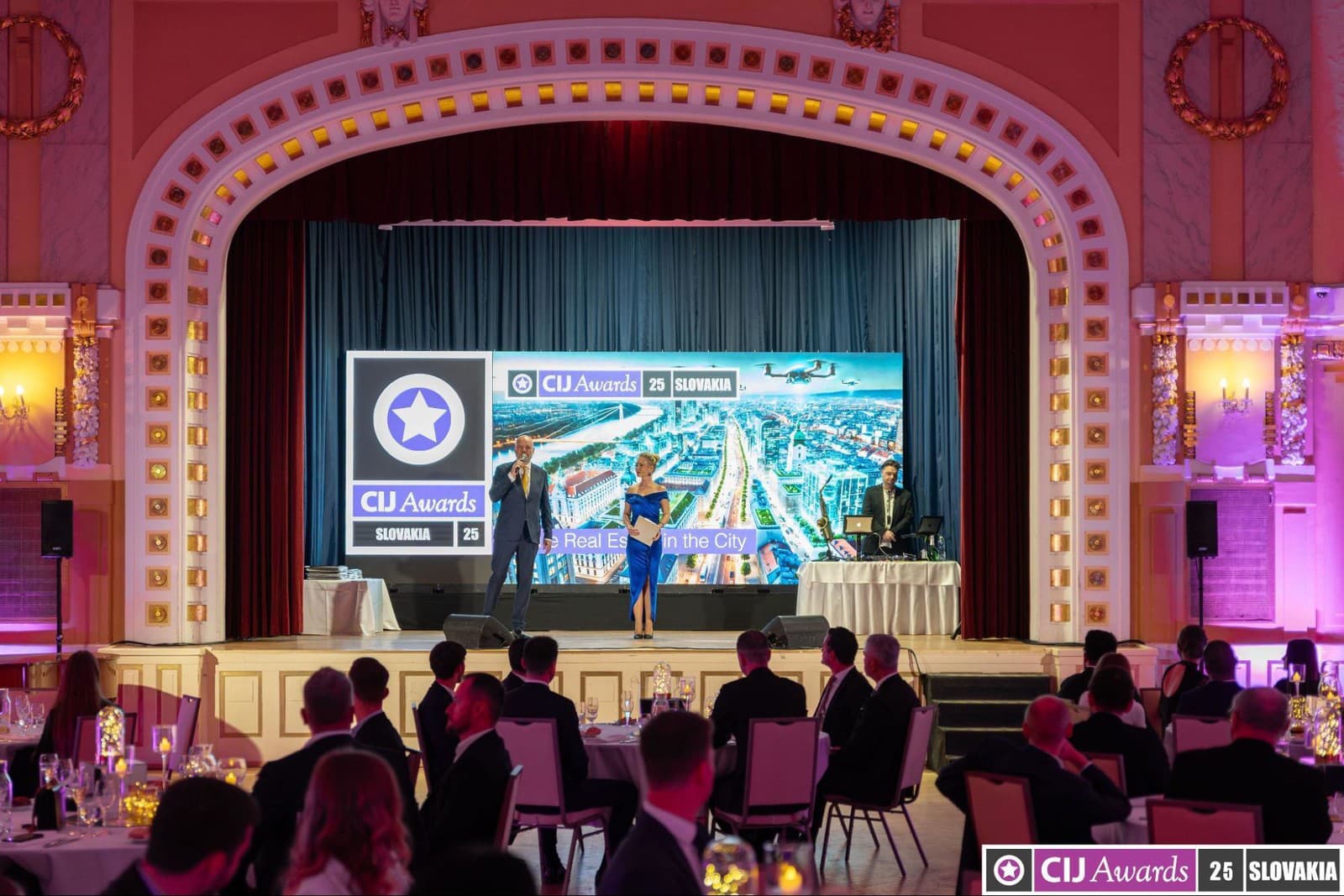 Na CIJ Awards 2025 získal Metropolis ocenenie Najlepší prémiový rezidenčný projekt - cenu prevzala Katarína Lindbergh, partnerka spoločnosti MINT Investments 