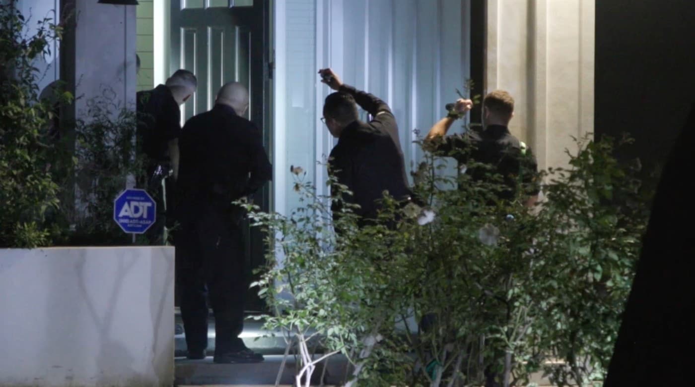 V dome producentovej matky vykonávali policajti potrebné úkony. 