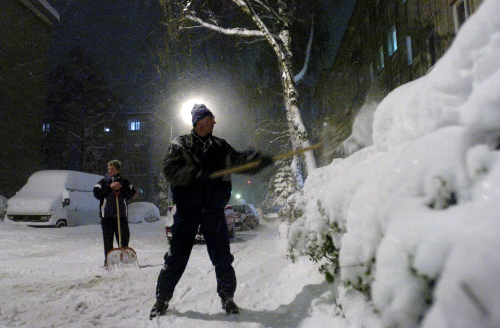 Muž odhadzuje 30. decembra 2005 sneh na sídlisku Sihoť v Trenčíne. Počas 24 hodín napadlo približne 40 cm snehu.