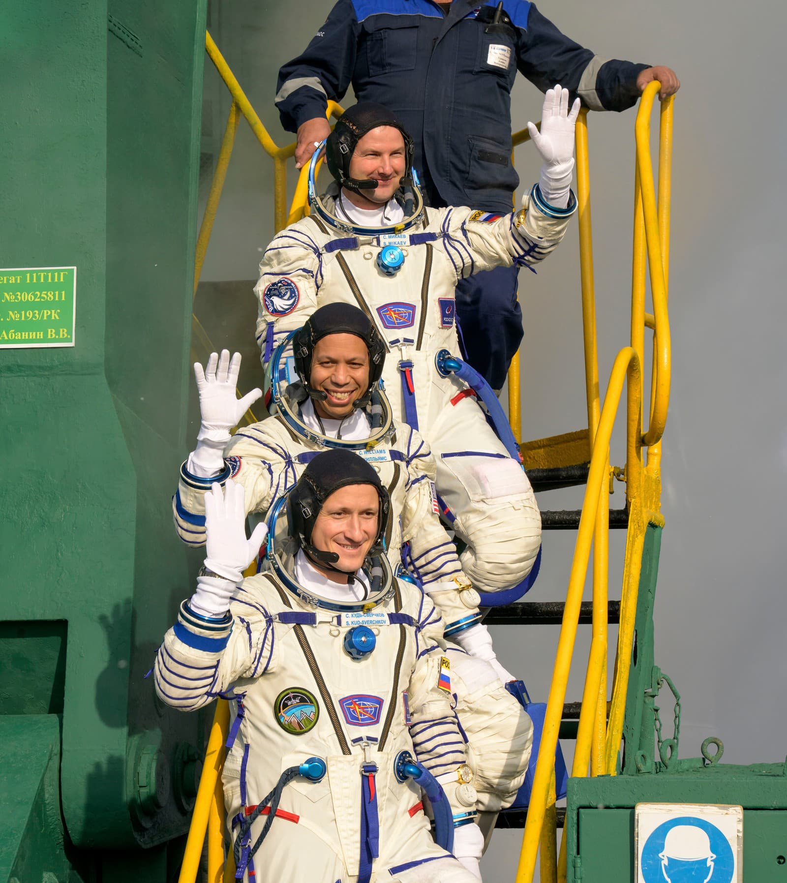 Na snímke členovia novej posádky ruskí kozmonauti Sergej Kudom-Sverčkov (dole), Sergej Mikajev (hore) a americký astronaut Christopher Williams (uprostred), ktorá poletí k Medzinárodnej vesmírnej stanici (ISS), pózujú pred štartom  kozmickej lode Sojuz MS-28 na kozmodróme Bajkonur v Kazachstane.