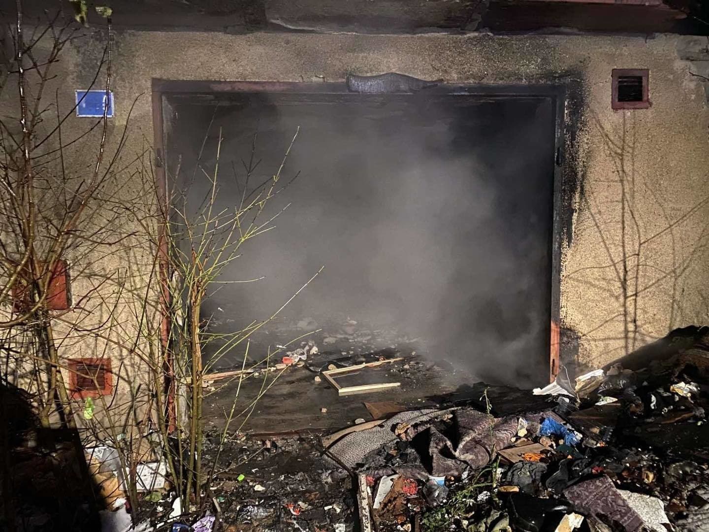 Plamene zachvátili garáž v