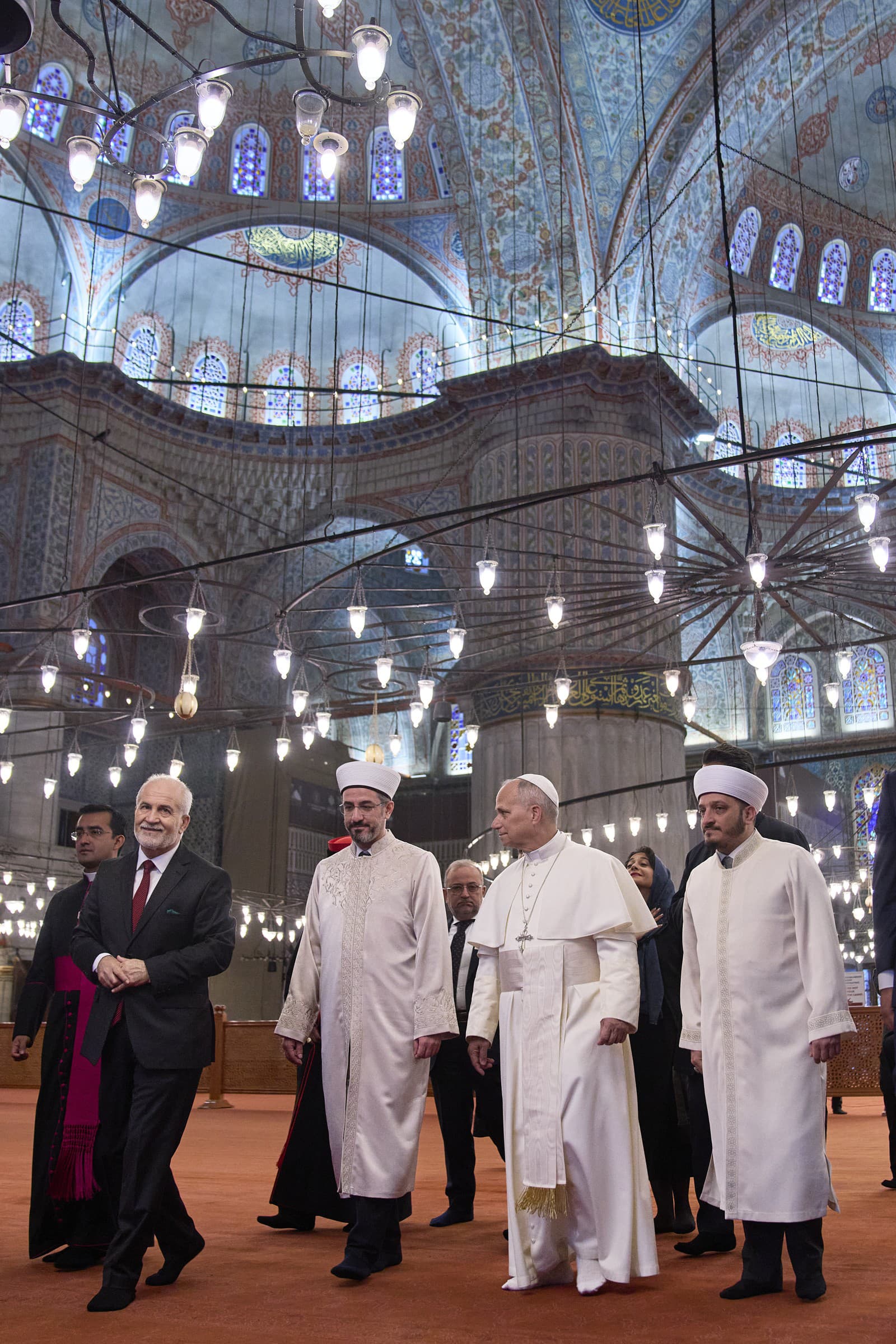 Pápež Lev XIV. počas návštevy Modrej mešity v Istanbule