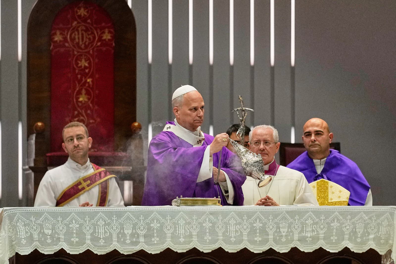 Na snímke Pápež Lev XIV. celebruje omšu vo Volkswagen Arene v Istanbule.