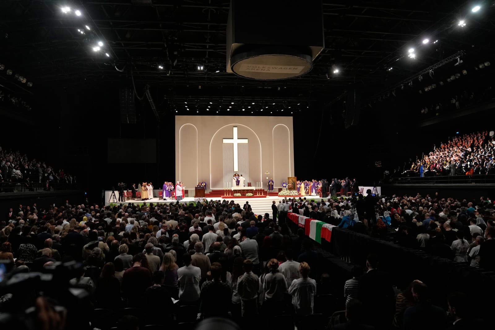 Na snímke Pápež Lev XIV. celebruje omšu vo Volkswagen Arene v Istanbule.