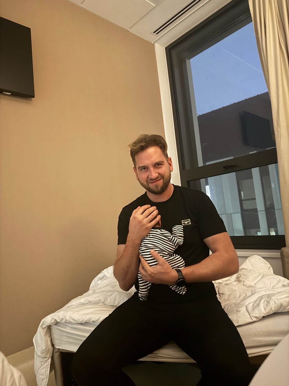 Samo Tomeček sa stal otcom