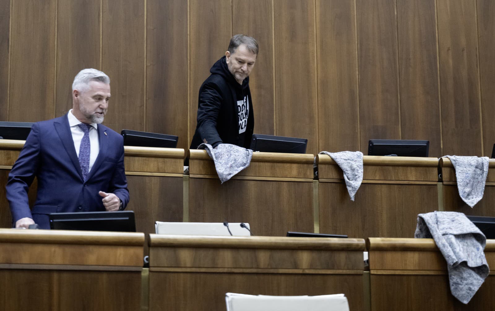 Poslanec Igor Matovič (Hnutie Slovensko) pokladá handry v parlamente na prázdne miesta poslancov Hlas-SD