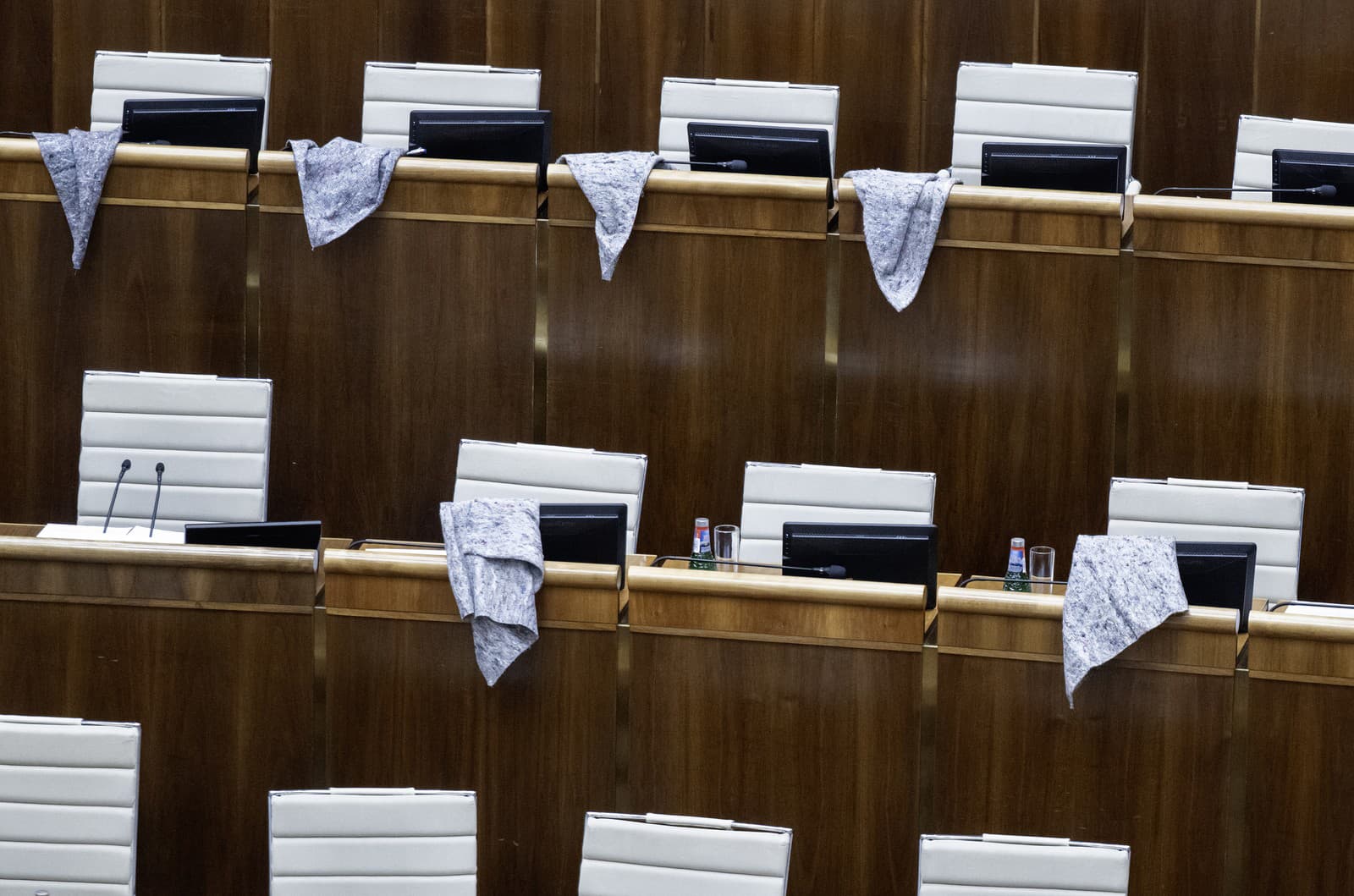 Igor Matovič (Hnutie Slovensko) položil na prázdne miesta poslancov Hlas-SD handry