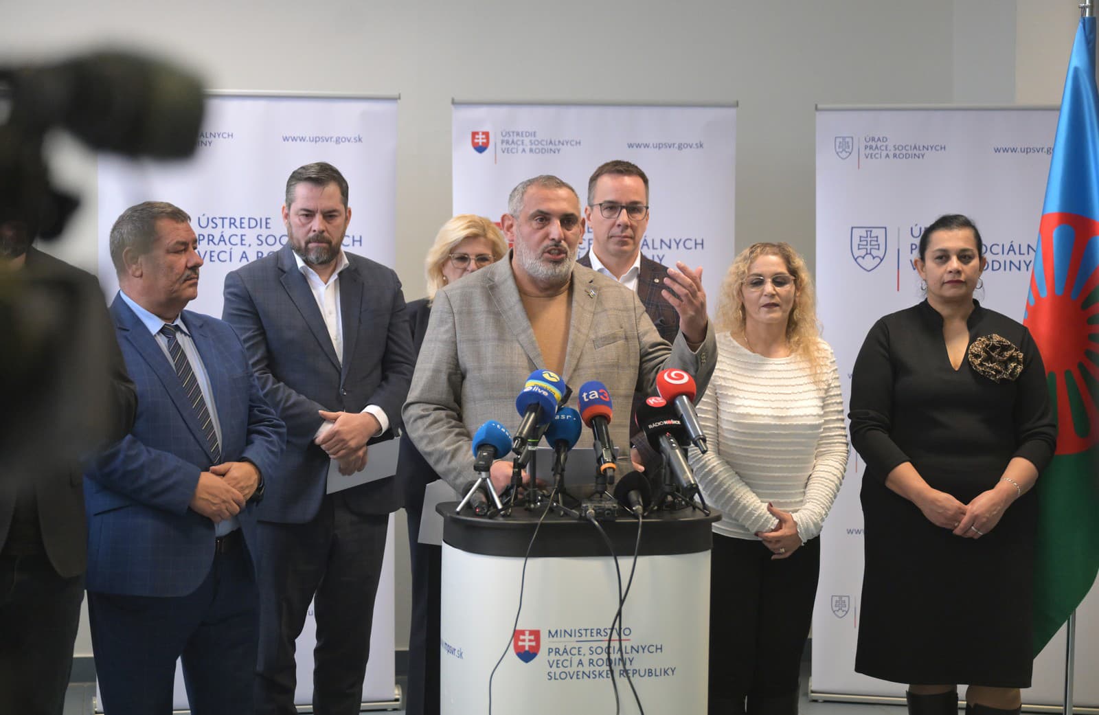 Druhý zľava generálny riaditeľ Ústredia práce, sociálnych vecí a rodiny Peter Ormandy, splnomocnenec vlády SR pre rómske komunity Alexander Daško a minister práce, sociálnych vecí a rodiny SR Erik Tomáš.