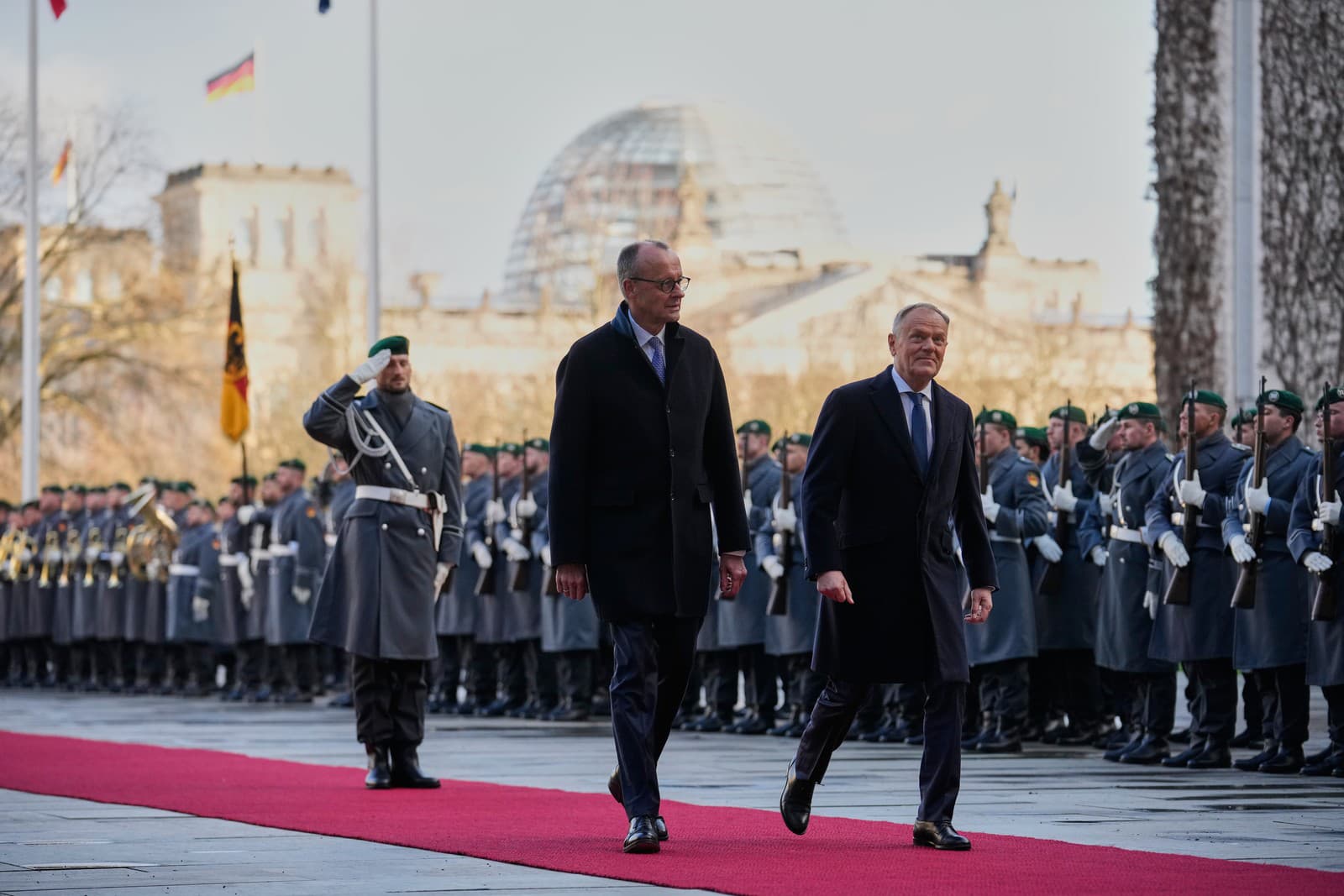 Nemecký kancelár a líder nemeckých kresťanských demokratov (CDU) Friedrich Merz (vpravo) víta poľského premiéra Donalda Tuska pred ich stretnutím v Berlíne.
