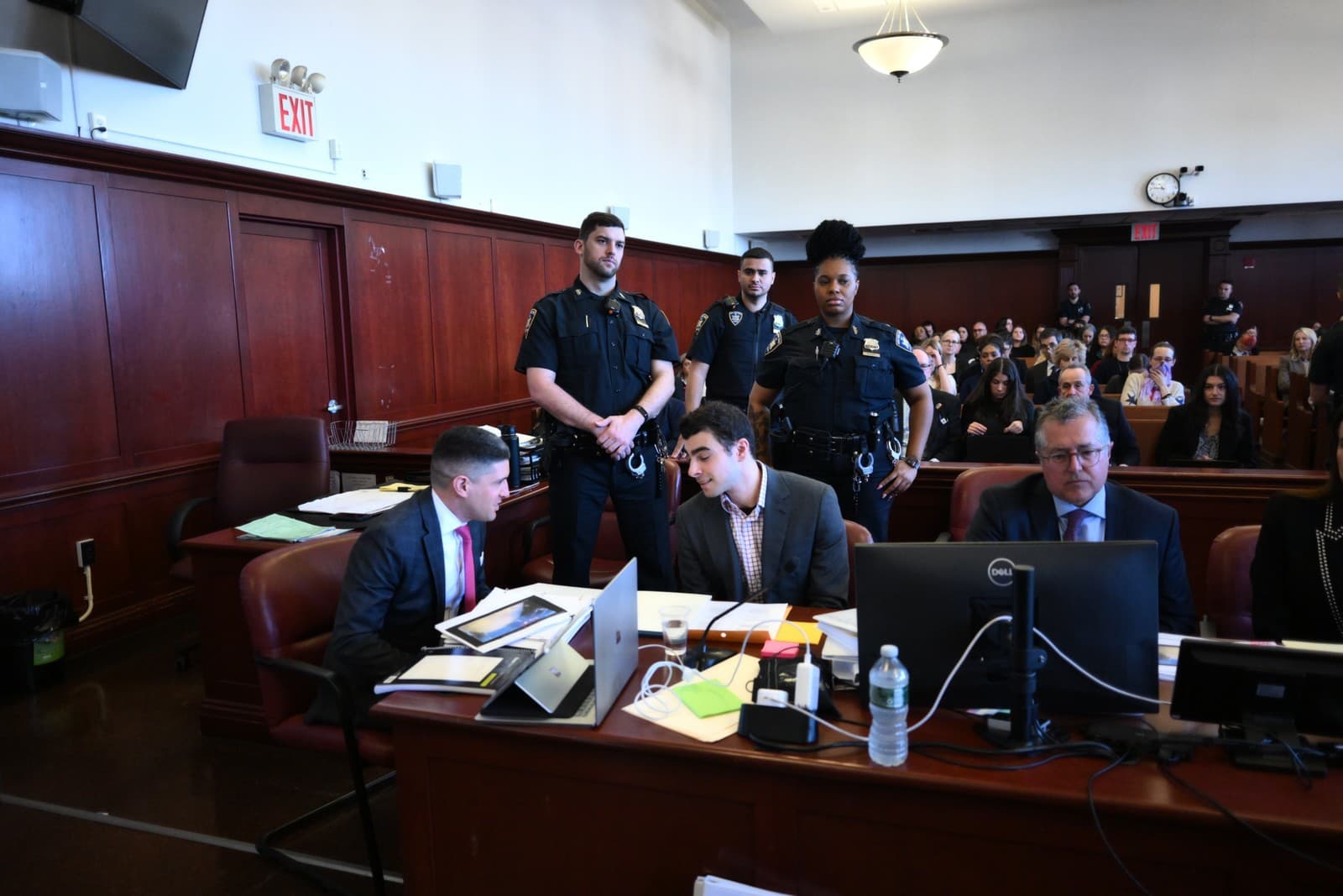 Luigi Mangione (v strede) sa dostavil na súd na vypočutie o dôkazoch.