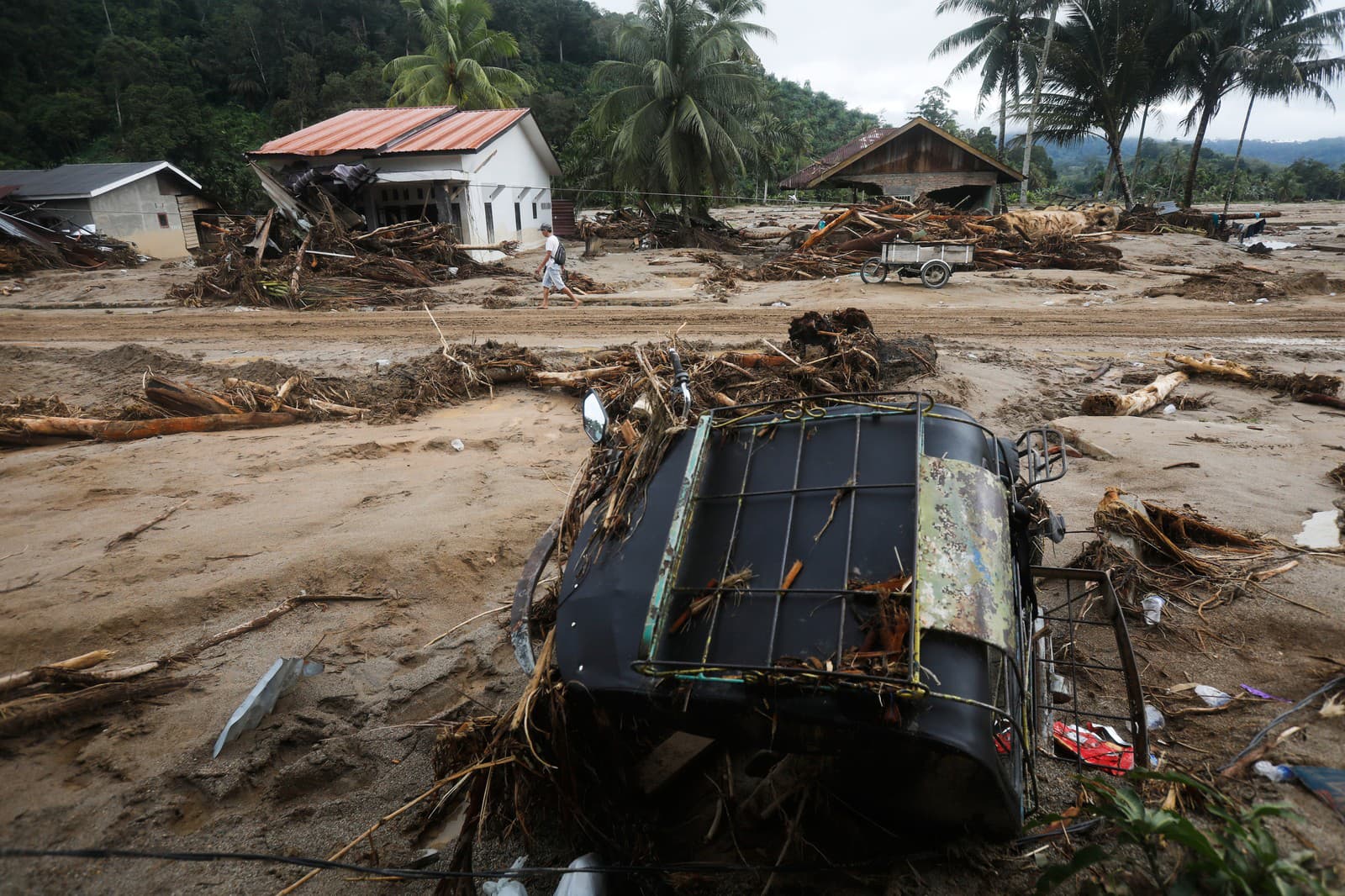 dedinu zasiahnutú prívalovou povodňou pokrývajú trosky