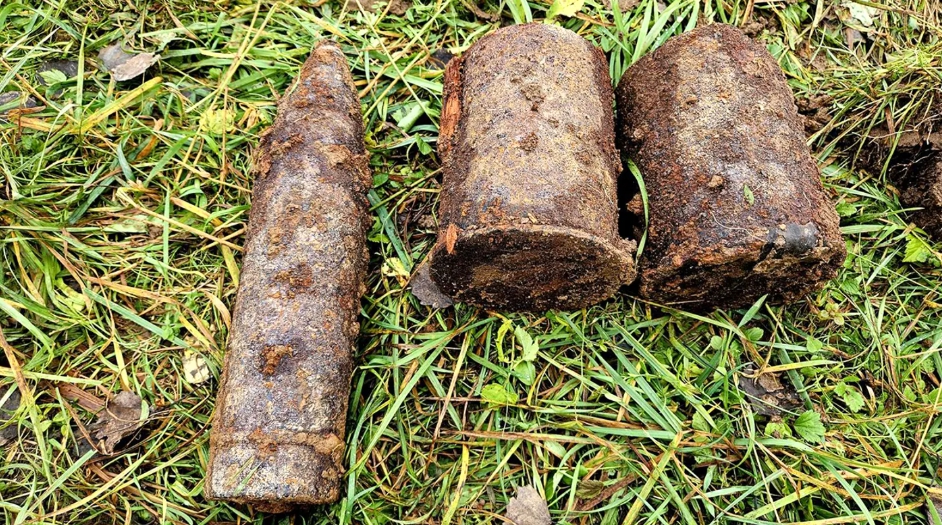 Rodinný výlet odhalil 138 granátov!