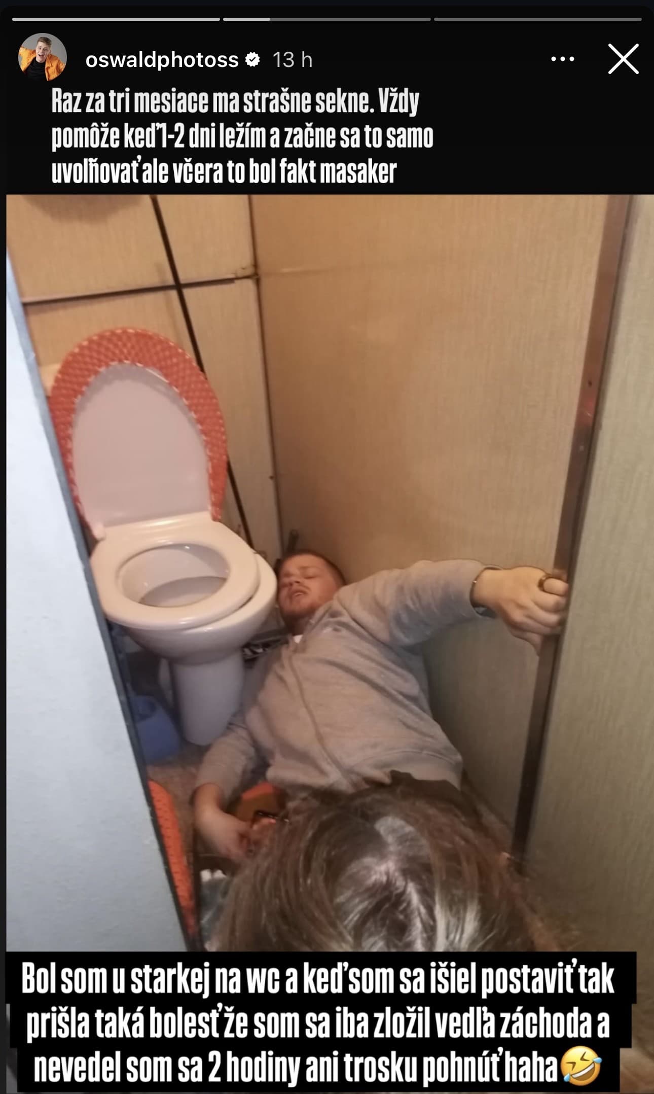 Herca Olivera Oswalda paralyzovala obrovská bolesť priamo na záchode u babky. 