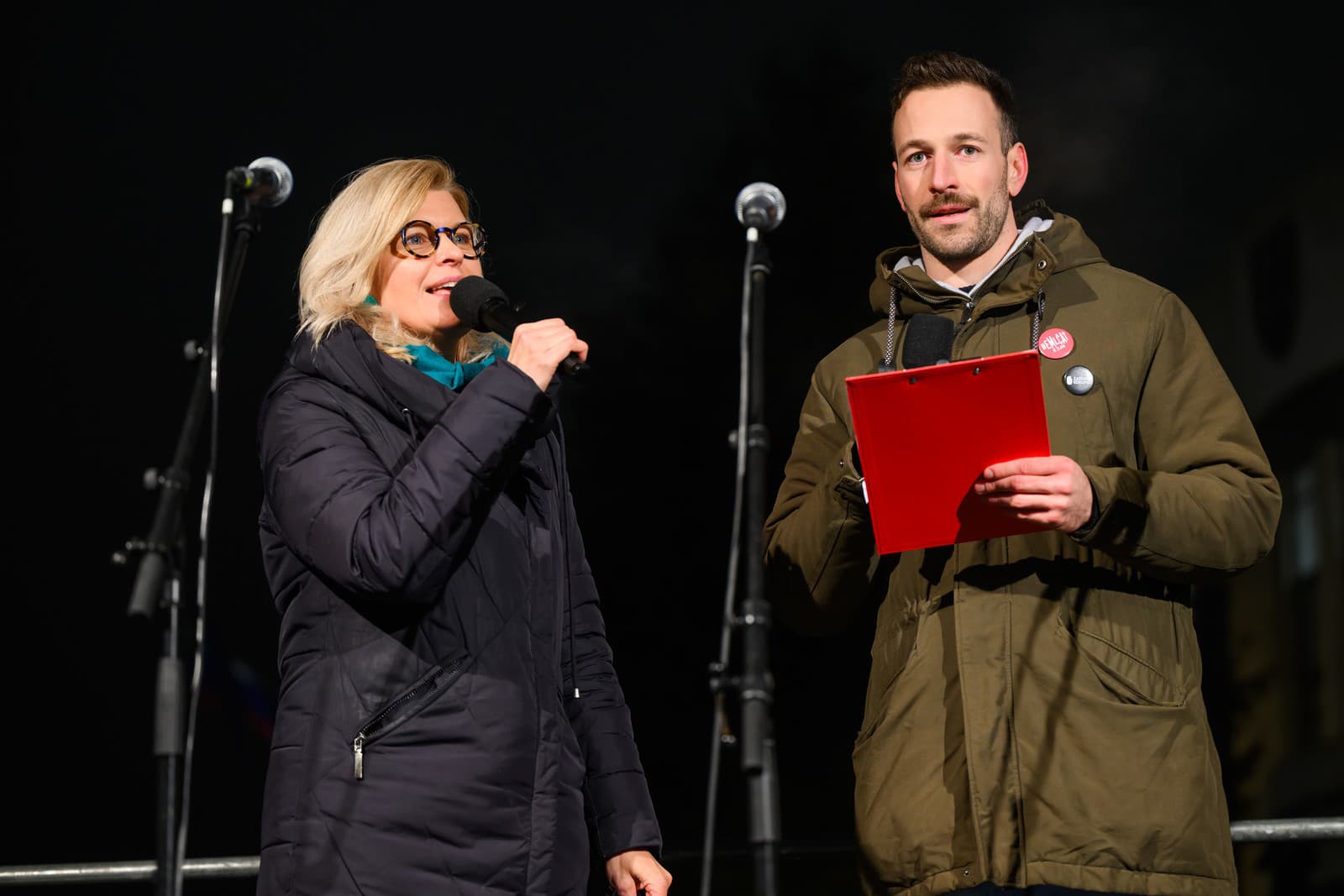 Aktivistka Zuzana Wienk a Martin Suchý z Nadácie Zastavme korupciu na protestnom pochode proti rušeniu Úradu na ochranu oznamovateľov (ÚOO) v Bratislave 