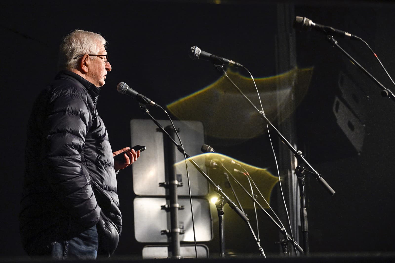 Emeritný predseda Ústavného súdu SR a generálny advokát Súdneho dvora EÚ Ján Mazák (vľaco) počas príhovoru pred Národnou radou SR v rámci protestného pochodu
