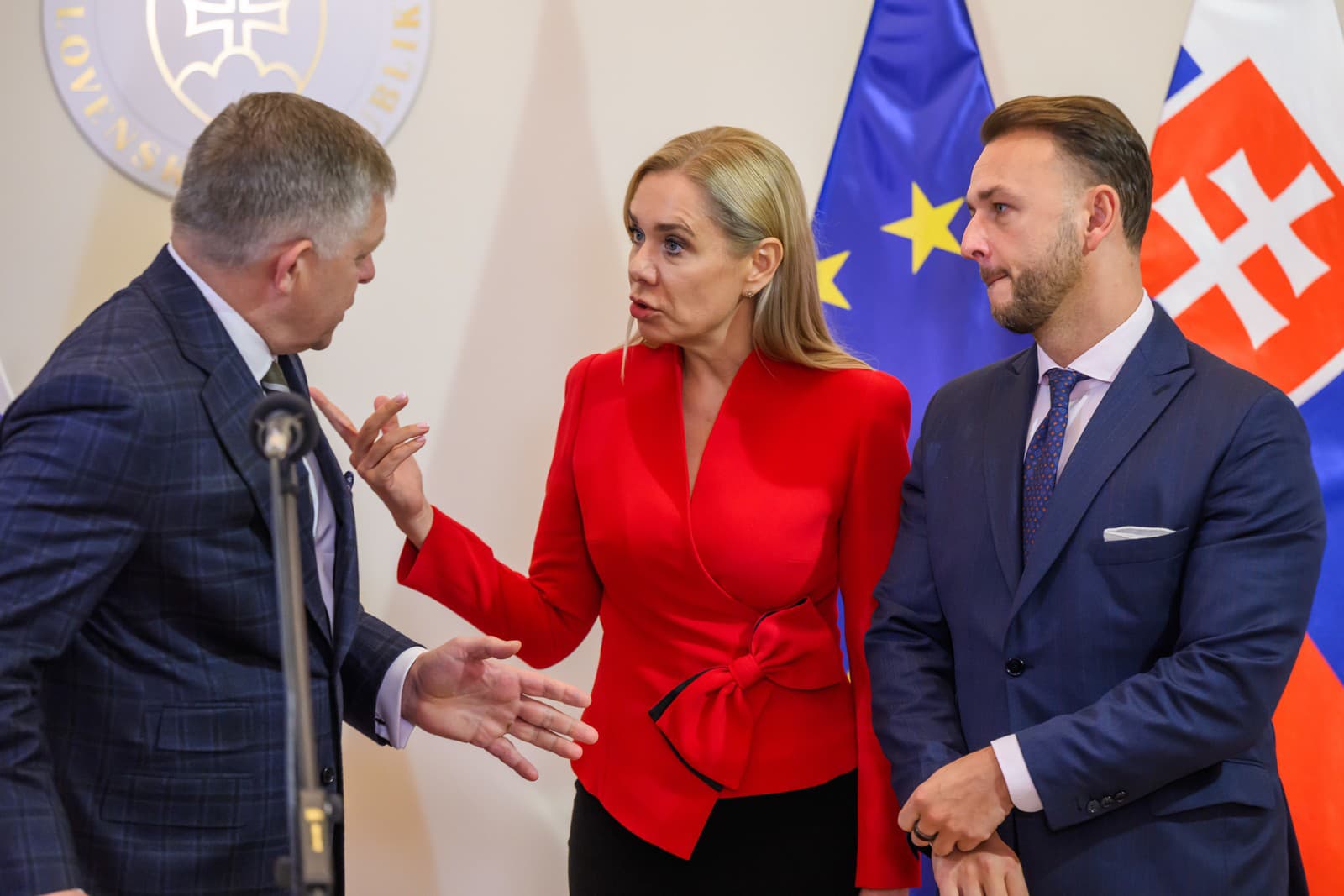Premiér Robert Fico (Smer-SD), ministerka hospodárstva SR Denisa Saková (Hlas-SD) a minister vnútra SR Matúš Šutaj Eštok (Hlas-SD) 