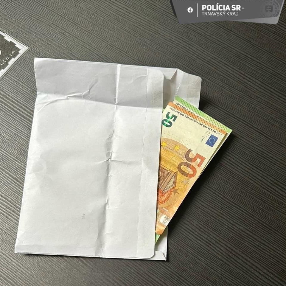 Policajti zadržali muža podozrivého z korupcie.