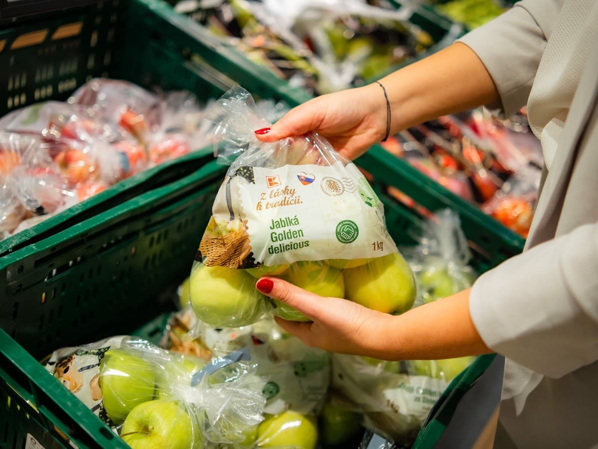 Denne čerstvá ponuka ovocia a zeleniny je v regáloch obchodného reťazca samozrejmosťou
