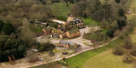 Britský baronet hľadá ženu, ktorá mu porodí dediča!