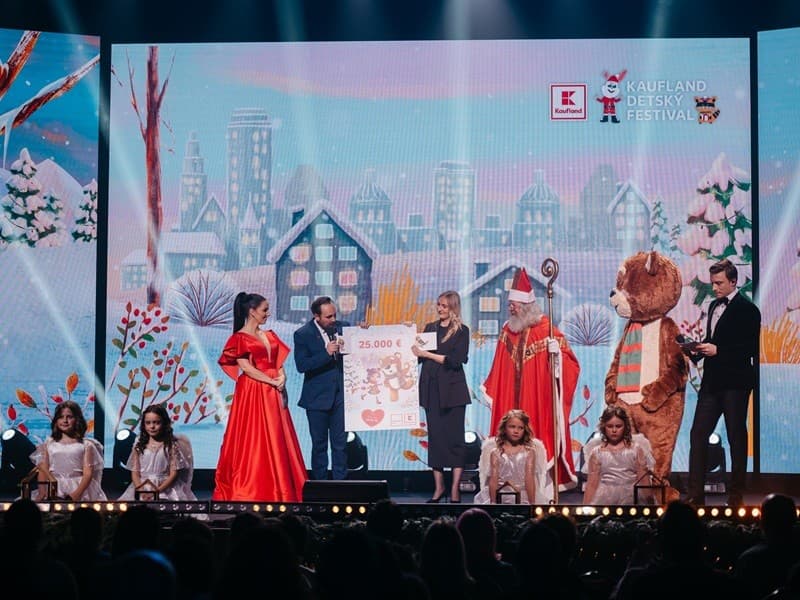 Súčasťou galavečera bolo aj odovzdanie šeku, celý záznam nájdete na detskyfest.sk