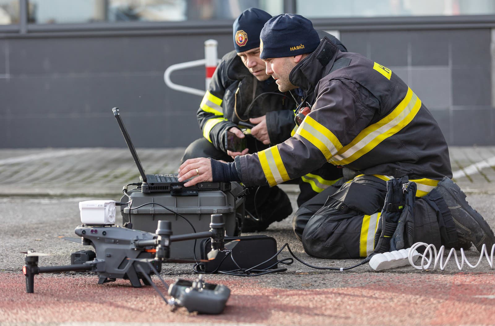Hasiči analyzujú zábery z dronu na uzatvorenej ulici v meste Žilina v súvislosti s únikom neznámej látky do ovzdušia 