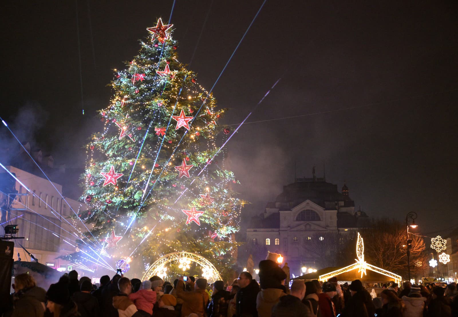 Vianočný stromček v Košiciach žiari farbami. 