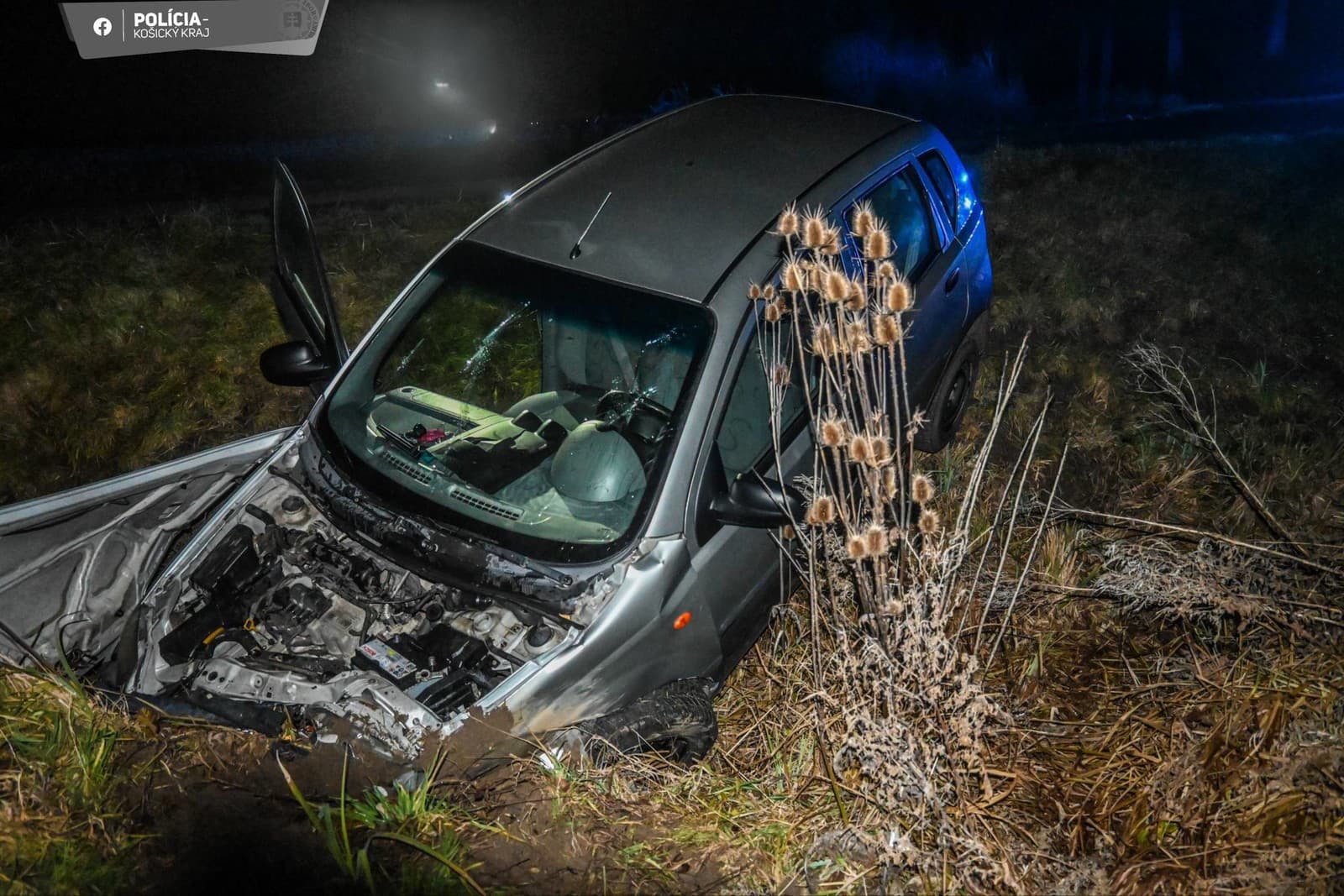 auto po nehode pri Trebišove skončilo v priekope