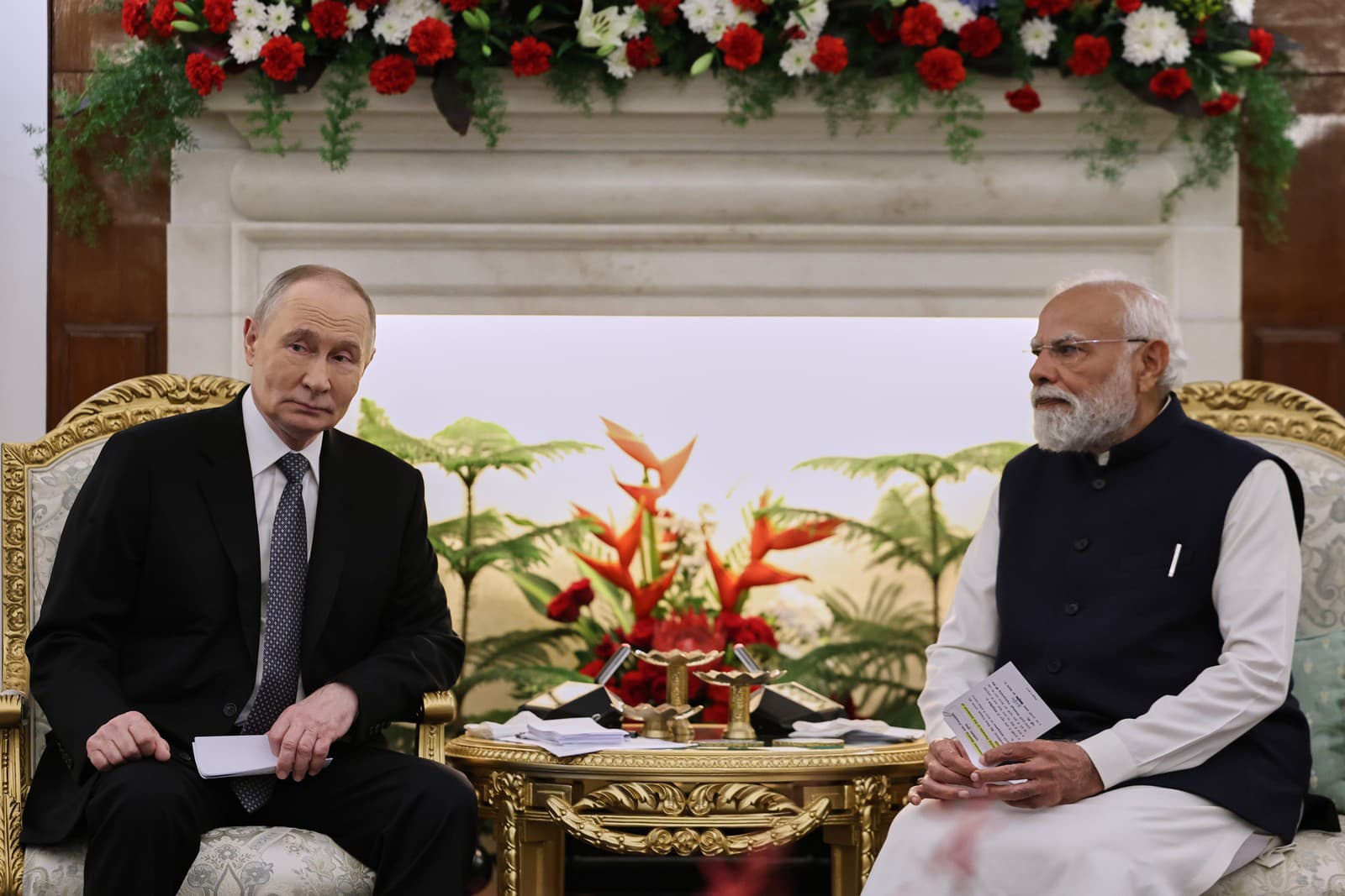 Ruský prezident Vladimir Putin (vľavo) si podáva ruku s indickým premiérom Naréndrom Módím počas ich stretnutia v indickom meste Naí Dillí 