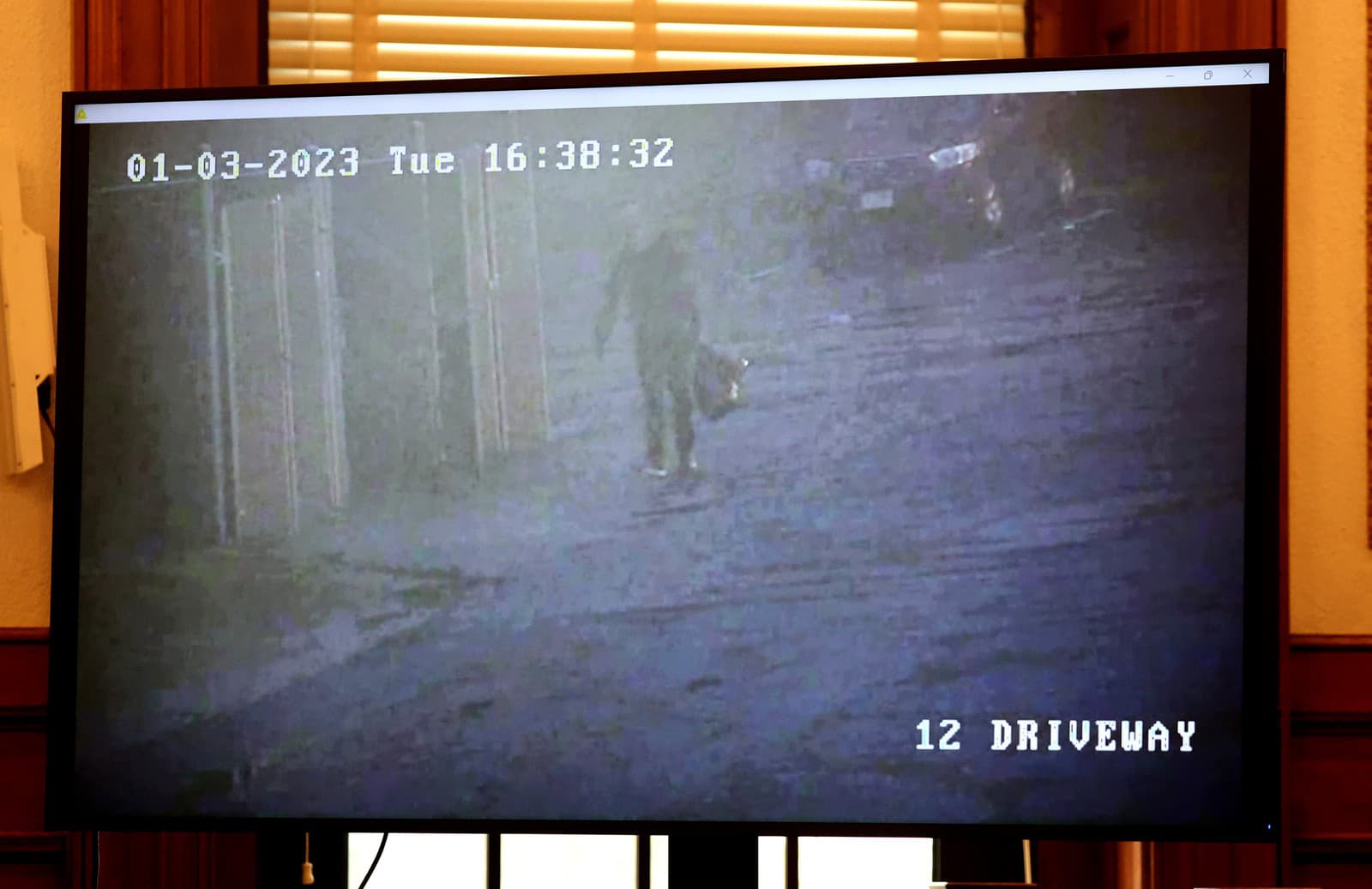 Záber z videa údajne ukazujúci Briana Walsheho, ako vkladá vrece na odpadky do kontajnera v bytovom komplexe v Abingtone