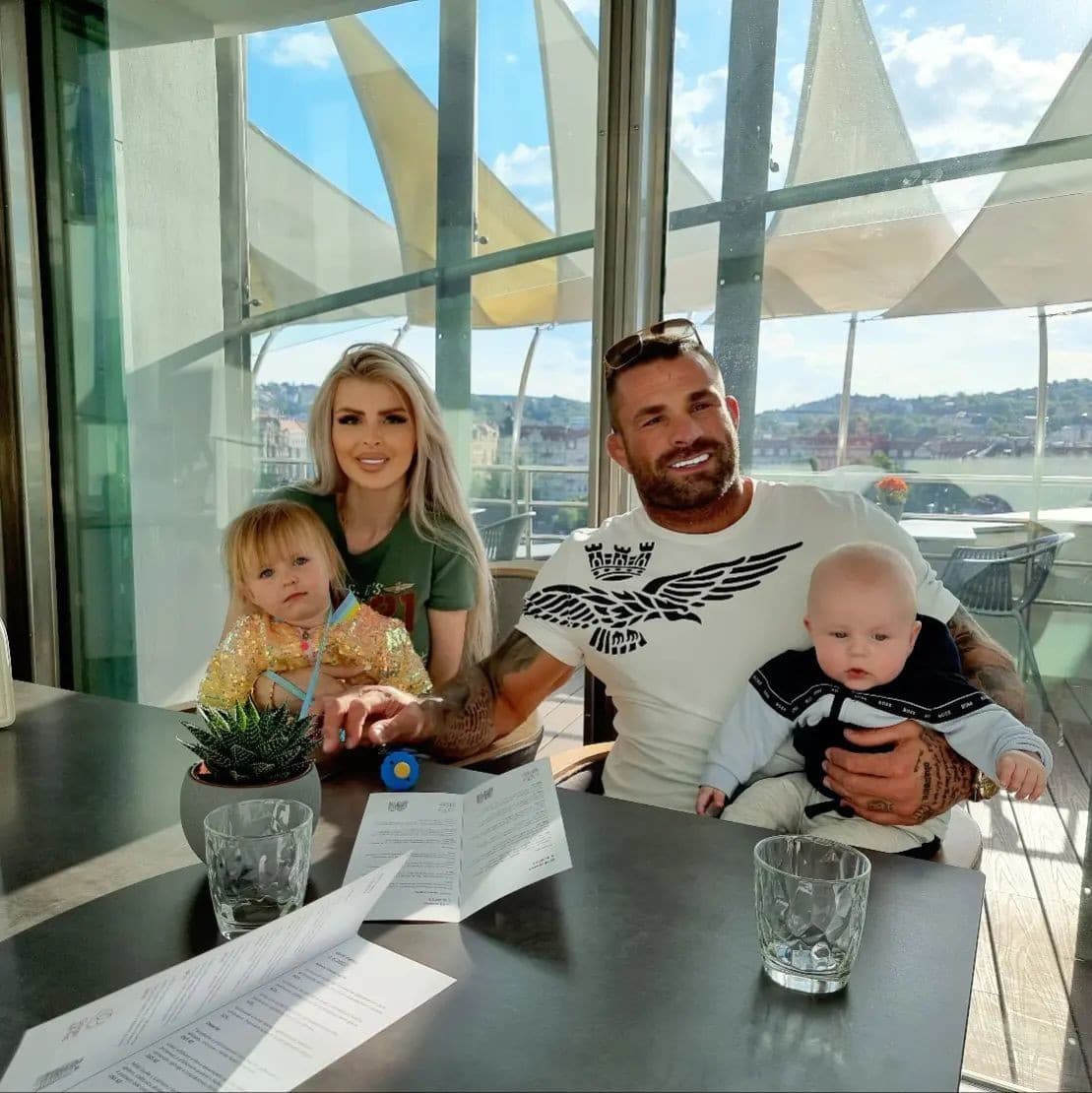 Lela a Karlos Vémola s deťmi