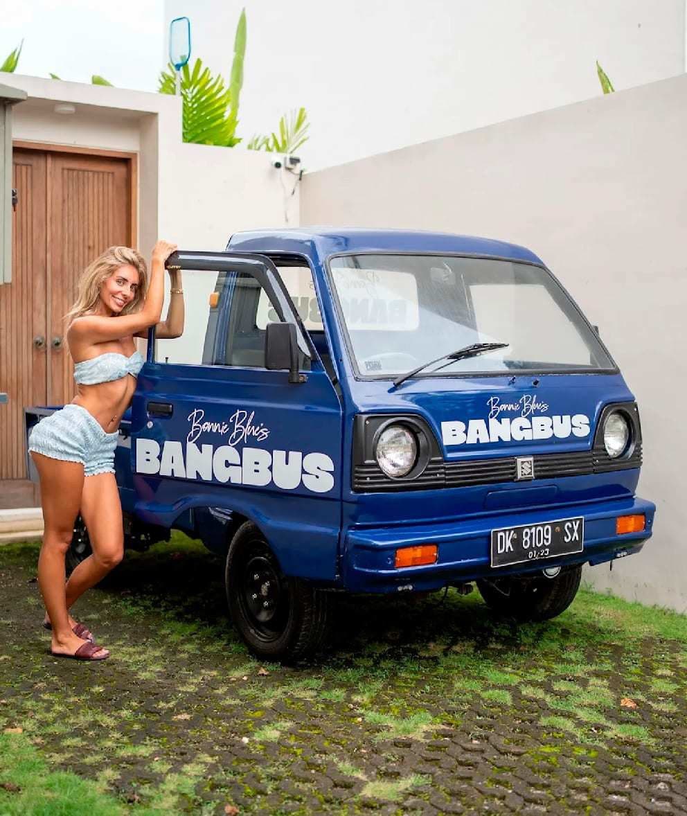 Bonnie Blue pri svojej dodávke