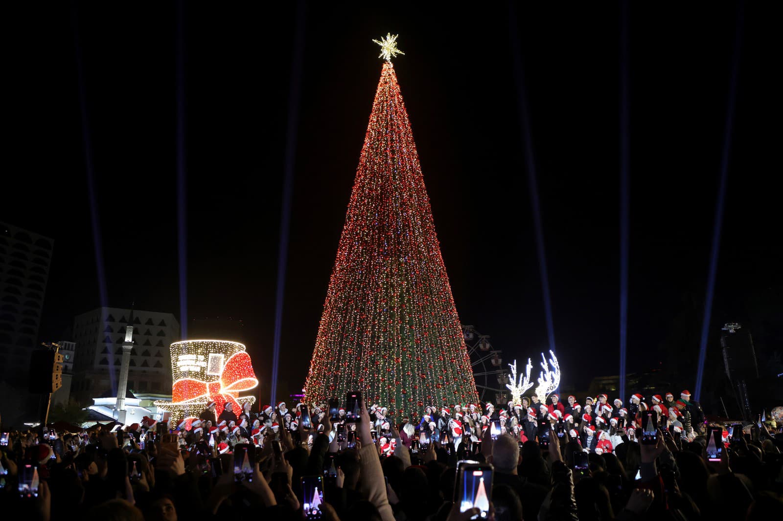 Vianočný stromček v hlavnom meste Albánska. 