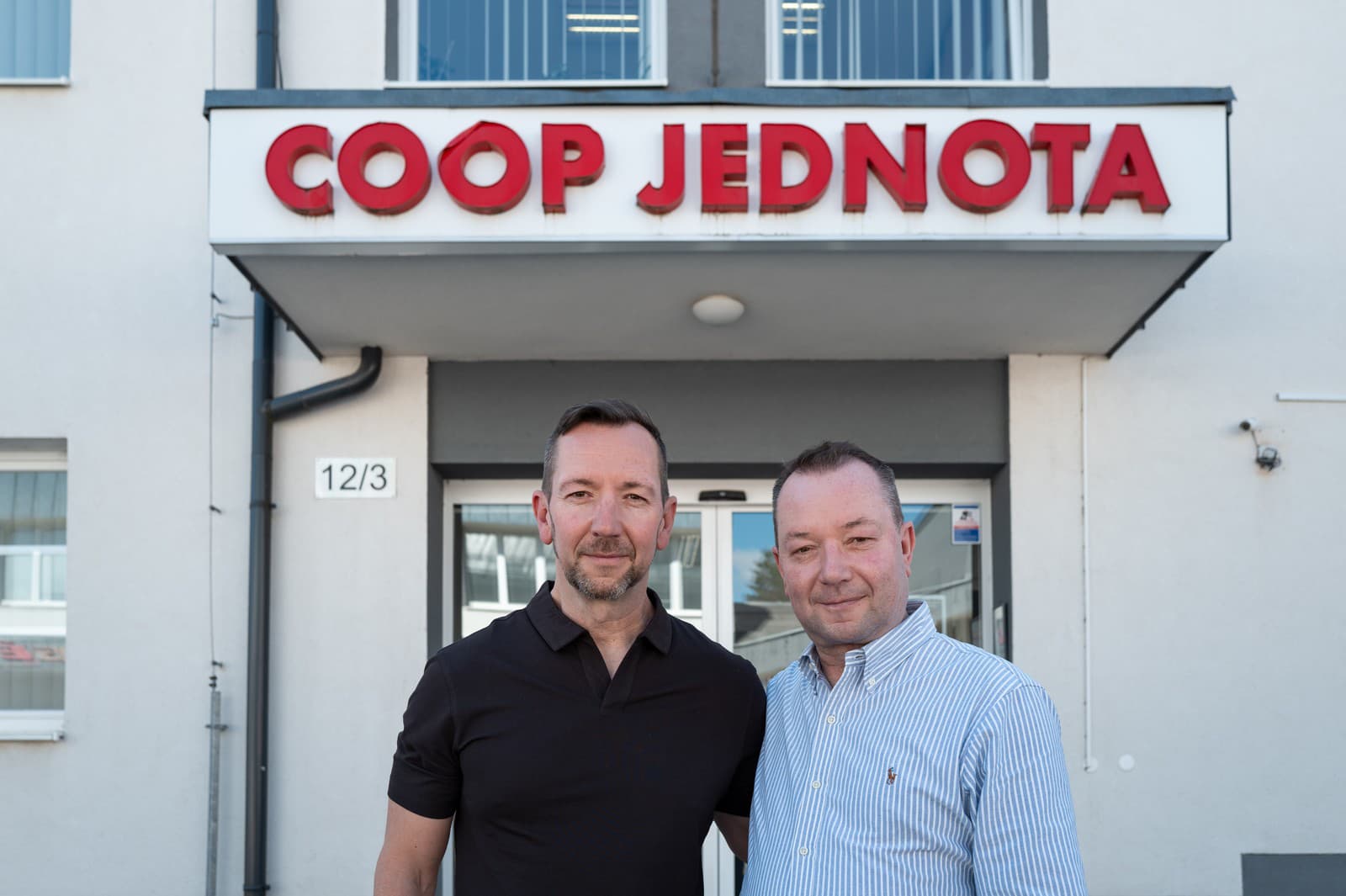 Ľuboš Jagelek (prevádzkový riaditeľ) a Igor Jagelek (predseda COOP Jednota Námestovo) nadviazali na prácu svojho otca, ktorý roky spotrebnému družstvu predseda