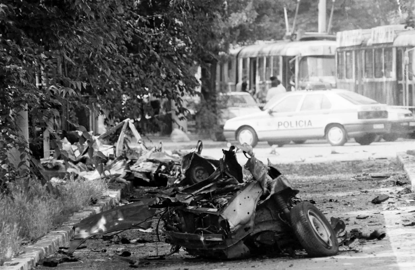 Na archívnej snímke zo 6. júla 1995 sú na Štefanovieovej ulici v Bratislave trosky osobného automobilu, pravdepodobne značky BMW, v ktorom vybuchla bomba.