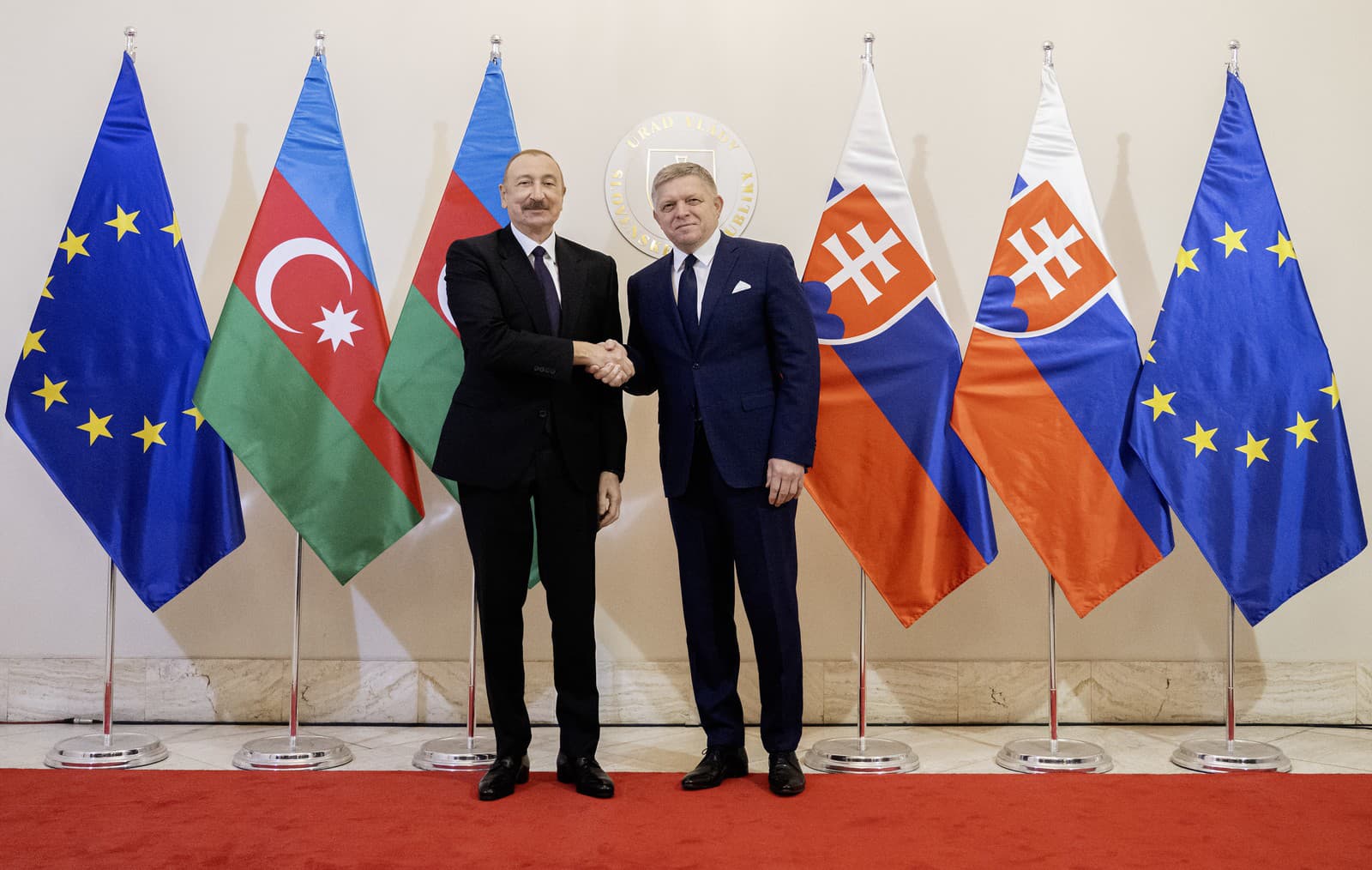 predseda vlády SR Robert Fico (SMER-SD) a azerbajdžanský prezident Ilham Alijev pózujú počas stretnutia v priestoroch Úradu vlády SR