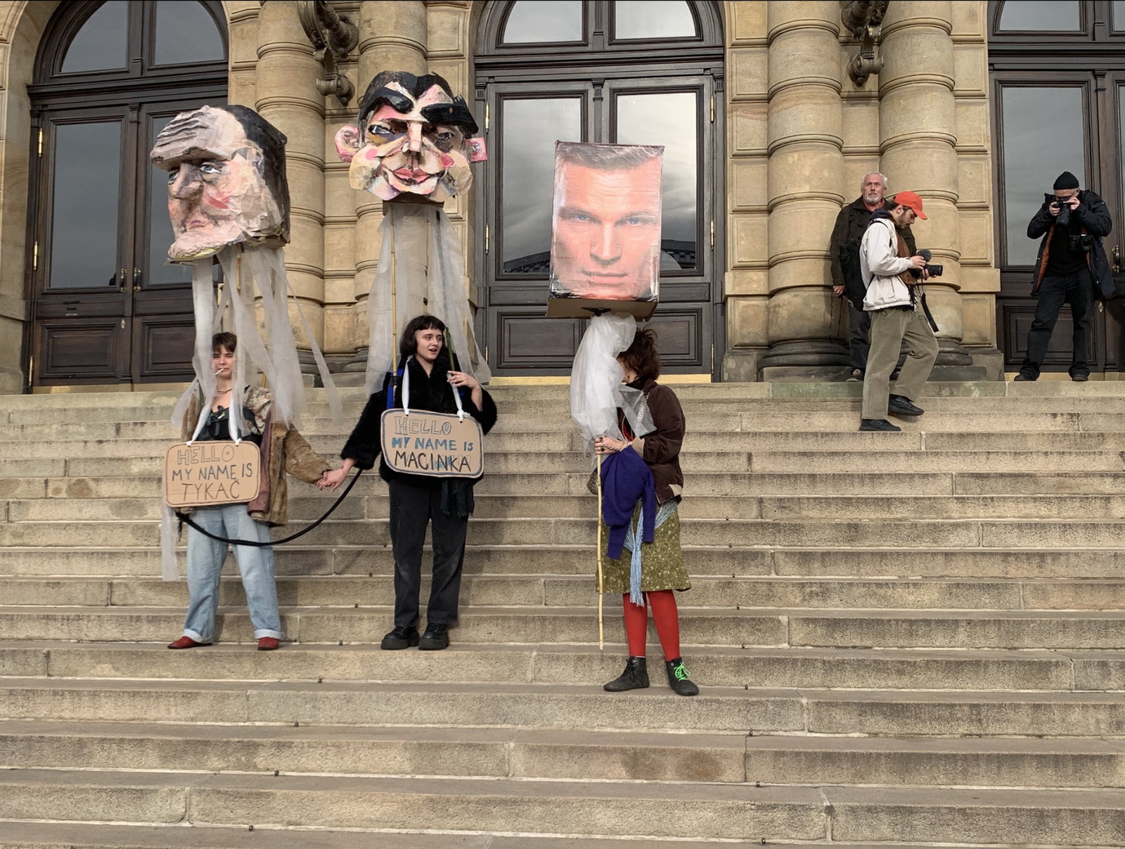  Stovky študentov v Prahe protestovali proti obsadeniu rezortu životného prostredia