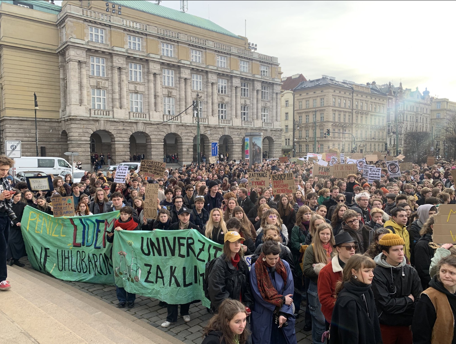  Stovky študentov v Prahe protestovali proti obsadeniu rezortu životného prostredia