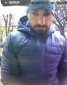 Polícia sa obracia na verejnosť so žiadosťou o stotožnenie muža na fotografii. Neznámy páchateľ vybral v Skalici z cudzej karty 660 eur.