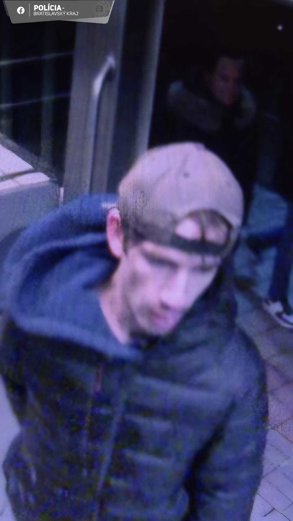 Polícia pátra po mužovi, ktorý rozbil výplň dverí električky v Bratislave.