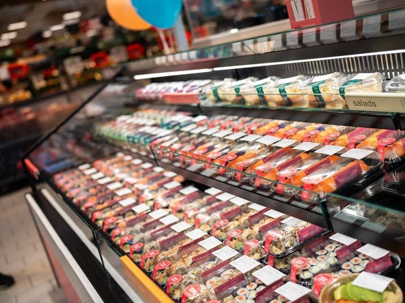 Ak neradi čakáte na obed, možno vás poteší samoobslužná vitrína s čerstvým sushi.