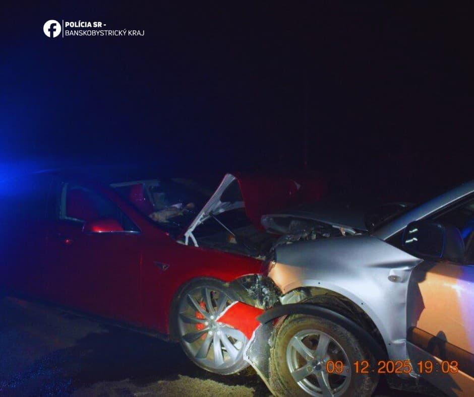 Čelná zrážka áut pod Poľanou.