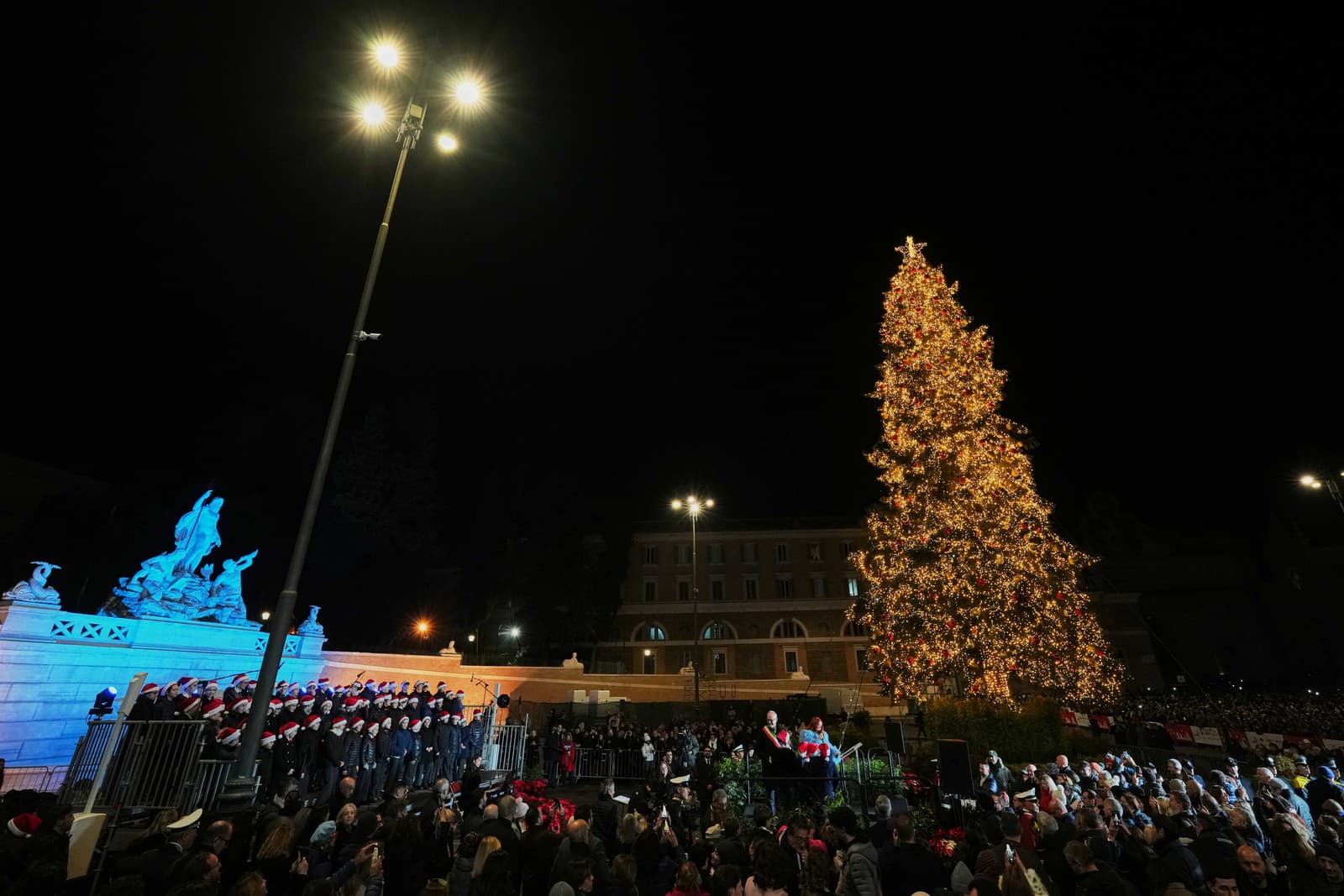 Vianočný stromček svieti už aj v Ríme.