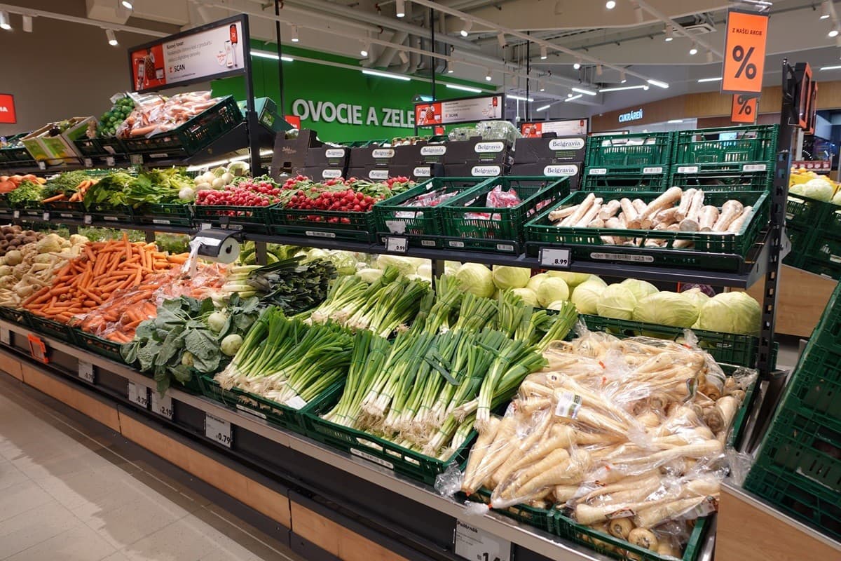 Každodenná čerstvá ponuka ovocia a zeleniny je v predajni samozrejmosťou