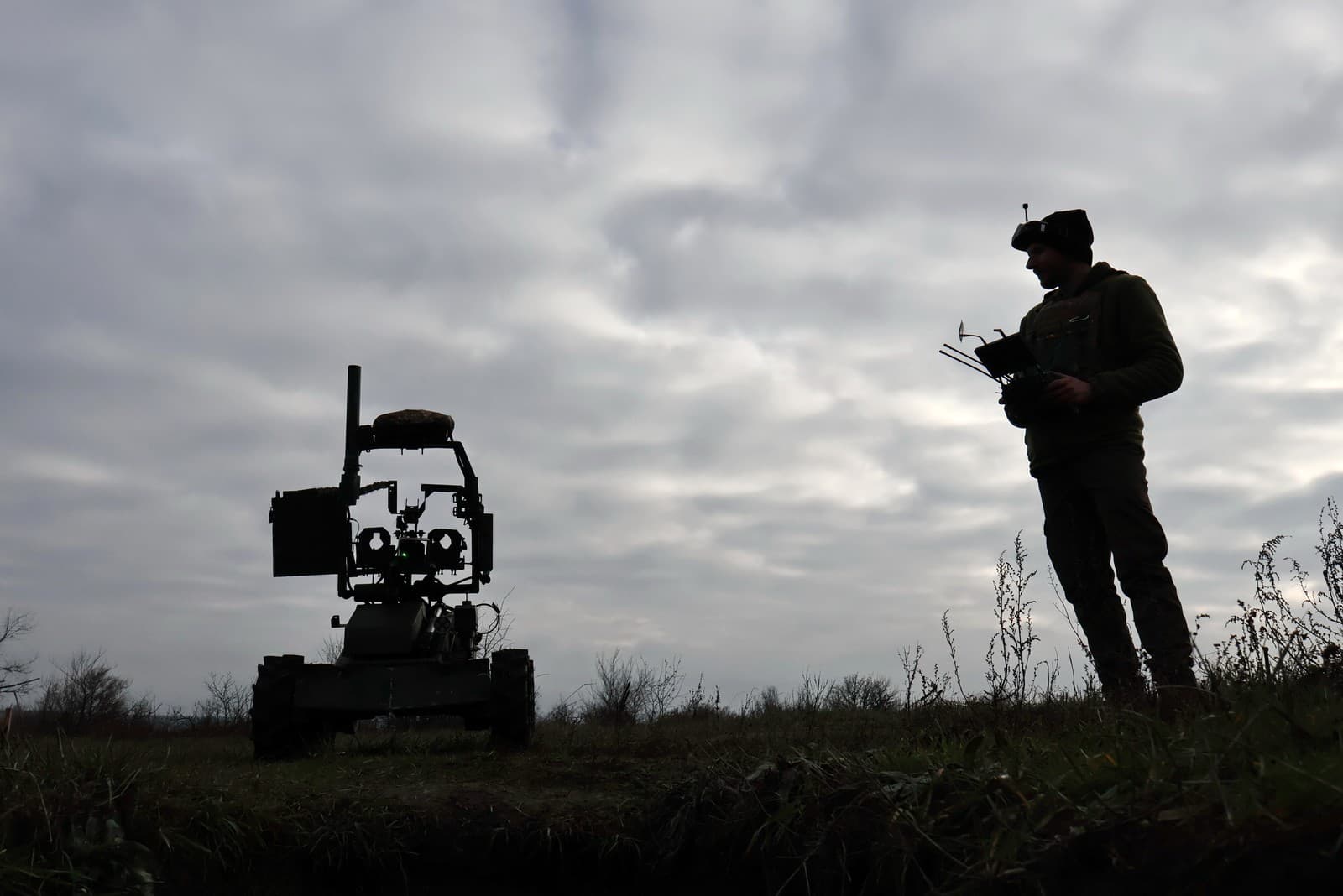 Na tejto fotografii, ktorú poskytla tlačová služba 65. mechanizovanej brigády Ukrajiny, vojak testuje pozemné drony v Záporožskej oblasti.