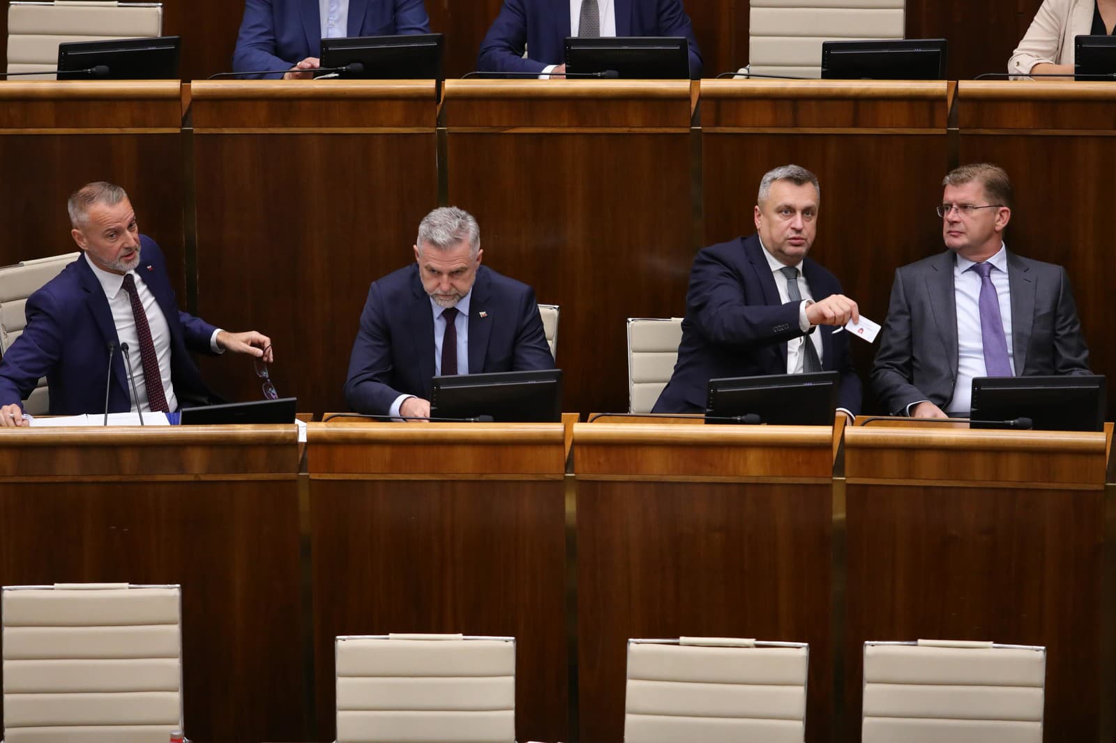 Poslanci NR SR hlasujú počas 43. schôdze o vetovanom zákone o transformácii ÚOO.