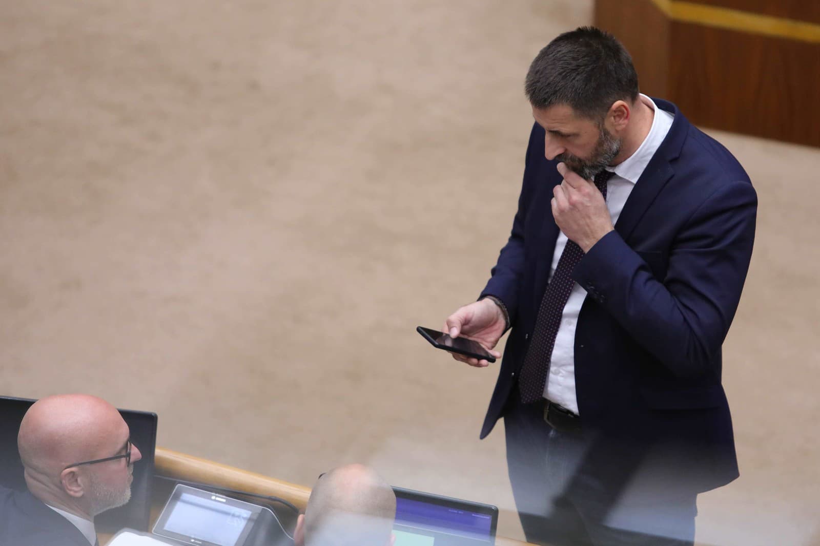 Poslanci NR SR hlasujú počas 43. schôdze o vetovanom zákone o transformácii ÚOO.